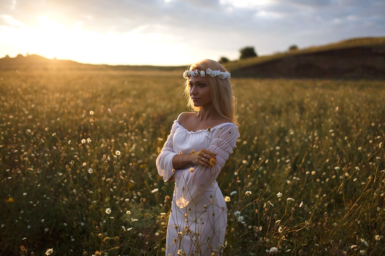Girls in Slavic costumes in Jerusalem